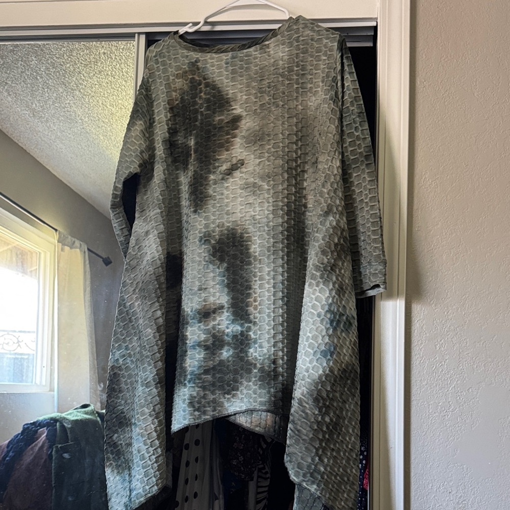 Textured Asymmetrical Tunic Top in Olive Gray Tie-Dye